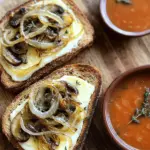 - 4 Scheiben Vollkornbrot - 200 g Gouda, in Scheiben - 200 g Champignons, in Scheiben - 1 große Zwiebel, in Ringen