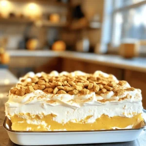 F&uuml;r den perfekten K&uuml;rbisgew&uuml;rz-Eisboxkuchen brauchst du folgende Zutaten: - 480 ml Schlagsahne - 240 g K&uuml;rbisp&uuml;ree - 125 g Puderzucker - 1 Teel&ouml;ffel Vanilleextrakt - 1 Teel&ouml;ffel K&uuml;rbiskuchengew&uuml;rz - 24 Vollkorn-Graham-Crackern - 100 g zerbr&ouml;selte Ingwer-Kekse (f&uuml;r die Dekoration) - Optional: zus&auml;tzliches K&uuml;rbiskuchengew&uuml;rz zum Garnieren Achte darauf, frische Zutaten zu verwenden. Die Schlagsahne sollte kalt sein, damit sie gut schl&auml;gt. Das K&uuml;rbisp&uuml;ree kannst du selbst machen oder aus der Dose nehmen. Verwende Puderzucker, da er sich besser in der Sahne l&ouml;st. F&uuml;r den vollen Geschmack nimm hochwertiges Vanilleextrakt. Das K&uuml;rbiskuchengew&uuml;rz bringt die Herbstnote in dein Dessert. Wenn du glutenfrei kochen m&ouml;chtest, ersetze die Graham-Cracker durch glutenfreie Kekse. Du kannst auch Kokoscreme statt Schlagsahne nutzen, um eine vegane Option zu schaffen. Verwende eine alternative S&uuml;&szlig;e wie Agavendicksaft oder Kokoszucker, wenn du den Zuckergehalt senken willst. So passt der Kuchen zu vielen Di&auml;ten. F&uuml;r das vollst&auml;ndige Rezept und weitere Details, schau dir den Full Recipe an. Beginne mit der K&uuml;rbiscreme. Nimm eine gro&szlig;e R&uuml;hrsch&uuml;ssel. Schlage die Schlagsahne mit einem elektrischen Mixer. Mische, bis weiche Spitzen entstehen. F&uuml;ge dann langsam den Puderzucker hinzu. Gib auch den Vanilleextrakt und das K&uuml;rbiskuchengew&uuml;rz dazu. Schlage weiter, bis steife Spitzen entstehen. Diese Mischung wird die Basis f&uuml;r deinen Eisboxkuchen. Nimm eine 20x20 cm gro&szlig;e Backform. Verteile eine gleichm&auml;&szlig;ige Schicht der K&uuml;rbiscreme auf dem Boden. Lege dann eine Schicht Graham-Cracker dar&uuml;ber. Du kannst die Cracker brechen, damit sie gut passen. Wiederhole das Schichten. F&uuml;ge eine weitere Schicht K&uuml;rbiscreme hinzu, gefolgt von einer Schicht Graham-Cracker. Beende mit einer Schicht K&uuml;rbiscreme. Streue die zerbr&ouml;selten Ingwer-Kekse auf die oberste Schicht. Diese geben zus&auml;tzlichen Geschmack. Bedecke die Backform mit Frischhaltefolie. Stelle sie f&uuml;r mindestens 4 Stunden in den K&uuml;hlschrank. Am besten l&auml;sst du den Kuchen &uuml;ber Nacht k&uuml;hlen. Dadurch verbinden sich die Aromen und die Graham-Cracker werden weich. Vor dem Servieren kannst du mit extra K&uuml;rbiskuchengew&uuml;rz garnieren. Serviere den Kuchen in Dessertschalen. Garniere ihn mit einem Zweig Minze f&uuml;r einen sch&ouml;nen Look. Folge dem [Full Recipe], um sicherzustellen, dass du nichts vergisst. Ein h&auml;ufiger Fehler ist die Sahne zu lange zu schlagen. Wenn die Sahne zu steif wird, wird sie br&uuml;chig. Das passiert, wenn du die Sahne &uuml;berziehst. Achte darauf, nur bis zu steifen Spitzen zu schlagen. Ein weiterer Fehler ist das Nicht-Verbinden der Zutaten. Du musst den Puderzucker und das K&uuml;rbiskuchengew&uuml;rz gut einmixen. So schmeckt der Kuchen besser. Die richtige Konsistenz ist entscheidend. Du willst eine luftige, aber feste Sahne. Beginne mit kalter Sahne. Kalte Sahne schl&auml;gt besser. Schlage sie auf mittlerer bis hoher Stufe. Achte darauf, die Sch&uuml;ssel zwischendurch zu kontrollieren. Wenn du steife Spitzen siehst, h&ouml;r auf zu schlagen. So bleibt die Sahne fluffig und lecker. Dekorieren macht den Kuchen sch&ouml;ner. Du kannst die oberste Schicht mit zerbr&ouml;selten Ingwer-Keksen bestreuen. Das gibt einen tollen Crunch. Frische Minze ist auch eine gute Idee. Sie bringt Farbe und frischen Geschmack. Ein weiterer Vorschlag: Verwende kleine K&uuml;rbisst&uuml;ckchen oder essbare Blumen. Diese machen den Kuchen noch ansprechender. Du kannst auch mit Schokoladensauce oder Karamellso&szlig;e experimentieren. {{image_4}} Du kannst viele Geschm&auml;cker f&uuml;r den Eisboxkuchen w&auml;hlen. Probiere einen Schokoladen-Keksboden f&uuml;r einen schokoladigen Kick. Oder mache einen Erdbeer-Eisboxkuchen. Tausche einfach das K&uuml;rbisp&uuml;ree gegen frische Erdbeeren aus. Eine weitere Idee ist ein Mokka-Geschmack. Verwende Kaffeepulver in der Sahne-Mischung. Jede Variante bietet eine neue Geschmackserfahrung. F&uuml;r eine vegane Version ist es leicht, die Zutaten zu &auml;ndern. Verwende Kokoscreme anstelle von Schlagsahne. So bleibt die Cremigkeit. Statt Puderzucker kannst du Kokoszucker verwenden. Stelle sicher, dass dein K&uuml;rbisp&uuml;ree zu 100 % rein ist. Diese Anpassungen sorgen f&uuml;r einen leckeren, veganen Eisboxkuchen, den jeder genie&szlig;en kann. Wenn du eine zuckerfreie Option m&ouml;chtest, verwende S&uuml;&szlig;stoffe wie Stevia oder Erythrit. Diese ersetzen den Puderzucker in der Sahne. Achte darauf, dass dein K&uuml;rbisp&uuml;ree keinen Zucker hat. Du kannst auch unges&uuml;&szlig;te Kekse verwenden, um die gesamte S&uuml;&szlig;e zu kontrollieren. So bleibt der Kuchen k&ouml;stlich und trotzdem gesund. Um den K&uuml;rbisgew&uuml;rz-Eisboxkuchen frisch zu halten, decke ihn gut ab. Ich empfehle, Frischhaltefolie zu verwenden. So bleibt die Feuchtigkeit drin und der Kuchen trocknet nicht aus. Stelle die Form in den K&uuml;hlschrank. Halte den Kuchen dort, bis du bereit bist, ihn zu servieren. Um die Haltbarkeit zu verl&auml;ngern, lagere den Kuchen nicht l&auml;nger als f&uuml;nf Tage im K&uuml;hlschrank. Achte darauf, die Folie nicht zu besch&auml;digen. Wenn du die Schichten sch&ouml;n erhalten m&ouml;chtest, vermeide es, den Kuchen mehrmals zu &ouml;ffnen. Wenn du ihn nicht bald essen kannst, friere ihn ein. Um den Kuchen einzufrieren, schneide ihn in Portionen. Lege jede Portion in eine luftdichte Box. Du kannst auch Frischhaltefolie um jede Portion wickeln. So bleibt der Geschmack erhalten. Du kannst den gefrorenen Kuchen bis zu drei Monate aufbewahren. Zum Auftauen, stelle ihn einfach in den K&uuml;hlschrank, bis er weich ist. Genie&szlig;e den Kuchen dann frisch und lecker! Der K&uuml;rbisgew&uuml;rz-Eisboxkuchen bleibt im K&uuml;hlschrank etwa 3 bis 5 Tage frisch. Achte darauf, ihn gut abzudecken, damit er nicht austrocknet. Die Aromen entwickeln sich im K&uuml;hlschrank weiter, was den Geschmack sogar noch besser macht. Ja, du kannst frisches K&uuml;rbisp&uuml;ree verwenden. Achte darauf, dass es gut p&uuml;riert und nicht zu w&auml;ssrig ist. Frisches P&uuml;ree kann den Geschmack intensivieren. Wenn du frisches P&uuml;ree verwendest, lass es gut abtropfen, um &uuml;bersch&uuml;ssige Feuchtigkeit zu vermeiden. Es ist sehr empfehlenswert, den Kuchen &uuml;ber Nacht k&uuml;hl zu stellen. So k&ouml;nnen die Aromen gut einziehen und die Graham-Cracker werden weich. Wenn du ihn sofort servierst, kann der Kuchen br&ouml;ckelig sein und nicht die beste Textur haben. Ein paar Stunden im K&uuml;hlschrank machen einen gro&szlig;en Unterschied! Der K&uuml;rbisgew&uuml;rz-Eisboxkuchen ist ein leckeres und einfaches Dessert. Wir haben die Zutaten, die Zubereitung und viele hilfreiche Tipps behandelt. Denk daran, die K&uuml;hlzeit einzuhalten, um die beste Konsistenz zu erreichen. Variiere die Geschm&auml;cker nach deinem Wunsch und gehe auf spezielle Di&auml;ten ein. Lagere den Kuchen richtig, um ihn frisch zu halten. Mit diesen einfachen Schritten kannst du einen k&ouml;stlichen Kuchen zaubern, der jedem schmeckt. Viel Spa&szlig; beim Backen und Genie&szlig;en!